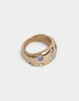 Anillo dorado con incrustaciones de strass en distintos tonos.