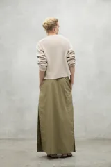 Sweater tejido color gris, de corte recto y cuello redondo.