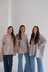 Sweater oversized de cuello redondo y manga larga caída, con estampado animal abstracto en tonos grises y beige.