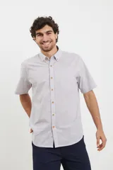 Camisa de corte sport a rayas blancos y azules, de manga corta con botones frontales.