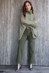 Pantalón de pana fina color verde militar, de tiro medio con dos bolsillos frontales.