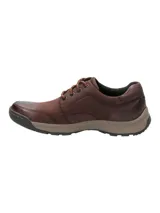 Zapato acordonado color marrón de cuero con cuello acolchado y suela de goma.