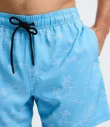 Bermuda de baño para hombre, color celeste claro con estampado sutil en blanco. Posee cintura elástica ajustable con cordón negro.