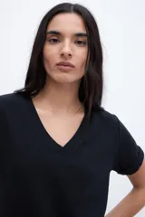 Remera blanca de rib con escote en V y mangas cortas con dobladillo.