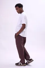 Pantalón marrón de corte recto con bolsillos laterales y traseros.