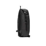 Mochila negra con cierre superior enrollable y hebillas de ajuste. Tiene un bolsillo frontal con cierre y logo de Vans estampado en la parte inferior.