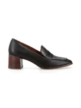 Zapato marrón de cuero con taco cuadrado de madera y detalle de cuero texturizado en la parte delantera.