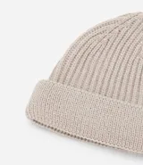 Gorro corto tipo beanie color beige, tejido en lana acrílica con textura acanalada.