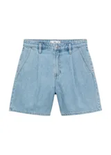 Short de jean celeste con cierre de botón y cremallera, trabillas, dos bolsillos traseros, tiro medio, detalle de pinzas, diseño corto, dos bolsillos laterales y diseño recto.