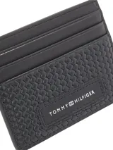 Tarjetero de cuero color negro con diseño de textura trenzada en la parte inferior y acabado liso en la superior. Cuenta con múltiples ranuras para tarjetas, un compartimento central y el logo de Tommy Hilfiger grabado en el frente.