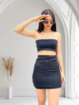 Conjunto de top bandeau y minifalda color negro.