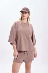 Remera manga corta color marrón con efecto lavado y corte holgado.