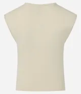 Blusa sin mangas color amarillo pálido, con cuello redondo y pliegues delanteros.
