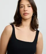 Vestido midi color borgoña, confeccionado en tejido de punto rib, con escote cuadrado y breteles anchos.