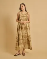 Vestido largo color marrón con estampado de hojas, de corte suelto y sin mangas.