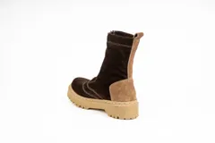 Bota de caña media color chocolate y beige, con cierre frontal y suela track.