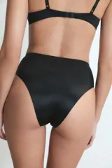 Vedetina de tiro alto color negro, con corte clásico y cintura ancha.