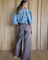 Conjunto de jean celeste compuesto por un top sin mangas y un pantalón de pierna ancha.