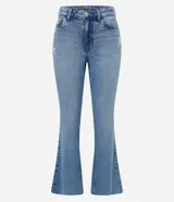 Pantalón de jeans azul, modelo flare cropped, con bolsillos y cintura con trabillas.