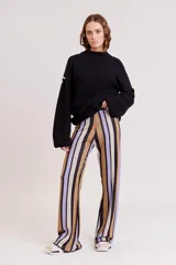 Pantalón de punto con estampado geométrico en tonos lila, verde y beige.
