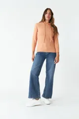 Sweater rojo tejido de punto con capucha y cordones ajustables.
