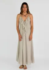 Vestido largo color amarillo, con breteles finos, escote en V con volados y corte suelto.