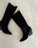 Bota alta de gamuza color marrón, con taco de madera y punta fina.