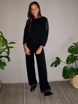 Pantalón negro de corte palazzo con lurex en el ruedo.