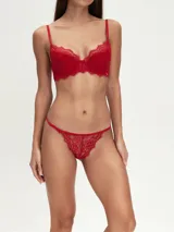 Colaless de encaje negro con tiras finas.