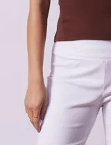 Bermuda blanca de gabardina elastizada marca Zac & Rachel.