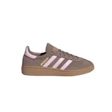 Zapatilla Adidas Handball Spezial, color marrón topo, con tres franjas laterales en rosa pálido y detalles en dorado. Presenta un cuello acolchado en rosa pálido y suela de goma color caramelo.