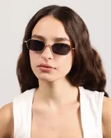 Lentes de sol con marco rectangular dorado y cristales negros.