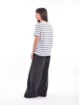 Remera blanca con rayas horizontales azul marino, de corte recto y manga corta.