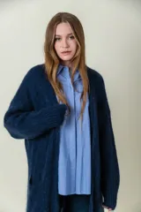 Cardigan largo color marrón de mohair con bolsillos frontales.