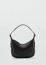 Bolso negro tipo hobo de efecto piel con tachuelas doradas, asa de hombro ajustable con hebilla y cierre de cremallera.