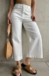 Pantalón capri blanco de tiro alto, corte recto y detalle de costuras onduladas en los bolsillos delanteros.