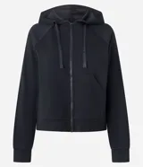 Campera deportiva color marrón, con capucha ajustable mediante cordón con lettering estampado, cierre frontal por cremallera, mangas largas con puños ajustados, bolsillo canguro y recorte en la espalda.