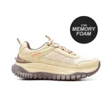 Championes Hi-Tec Dianne color beige con detalles en rosa y suela marrón. Cuentan con tecnología Memory Foam para mayor comodidad.
