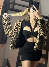 Chaqueta corta de piel sintética con estampado animal print.