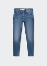 Jeans de corte skinny, tiro medio y diseño crop con terminaciones deshilachadas.
