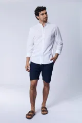 Bermuda casual azul marino confeccionada en lino.