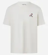 Remera color crudo de algodón con bordado de una escena playera en el pecho.