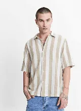 Camisa de manga corta con rayas verticales color beige y blanco, de corte oversize y estilo rústico.