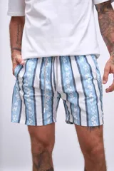 Short de baño celeste con estampado de flores rojas y hojas verdes.