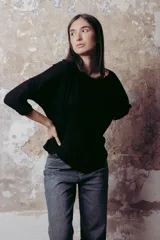 Remera negra de corte holgado, con cuello amplio y mangas 3/4.