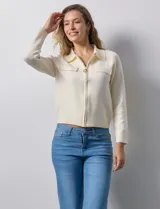 Cárdigan tejido negro con cuello con solapa y abertura central con cierre. Delantera con bolsillos simulados.