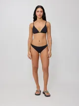 Parte inferior de bikini color verde oscuro, corte clásico de cobertura moderada.