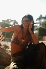 Collar con cadena dorada y dije de caballo dorado. Aplique de caballo en tiento 100% cuero.