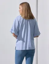 Blusa celeste con rayas verticales blancas, escote redondo con cordón ajustable y mangas cortas con volados.