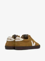 Championes Veja modelo Volley Suede color marrón, fabricados con cuero orgánico y suela de caucho amazónico.